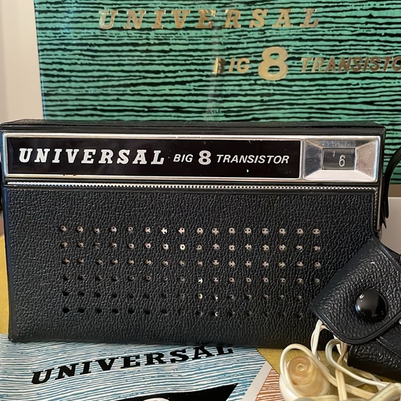 Universal Big 8 Transistor Radio , 60’s - Picture 2 of 9